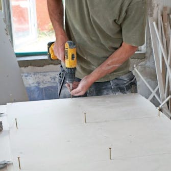 Ny gipsloft med synlige bjælker: Placer skruerne efter optegninger Ny gipsloft med synlige bjælker: Placer skruerne efter optegninger